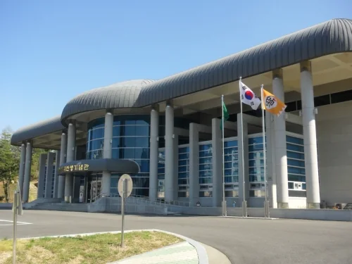 깃발이 선 기념관 건물 옆모습