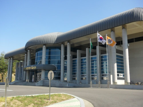깃발이 선 기념관 건물 옆모습